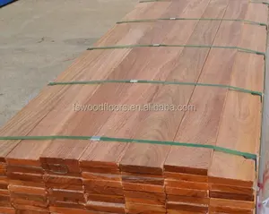 Rojizo brasileño de teca de madera cubierta juntas
