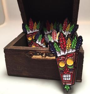 Venta al por Mayor de Regalos Promocionales, Insignias Metálicas, Pines de Solapa Personalizados, Máscara de Aku Aku <span class=keywords><strong>Crash</strong></span> <span class=keywords><strong>Bandicoot</strong></span>, Forma Irregular, Pin de Esmalte Suave de Moda - Product Image 1