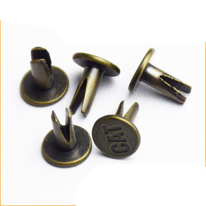 <span class=keywords><strong>Rivet</strong></span> fendu <span class=keywords><strong>bifurqué</strong></span> gravé avec logo en laiton personnalisé - Product Image 1