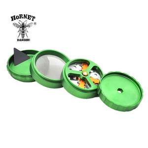 Molino de Hierbas HORNET de 4 Capas, Metálico, 63 mm, Triturador de Tabaco, Molinillo de Hierbas para Fumar, Nuevo Diseño 2018 - Product Image 1