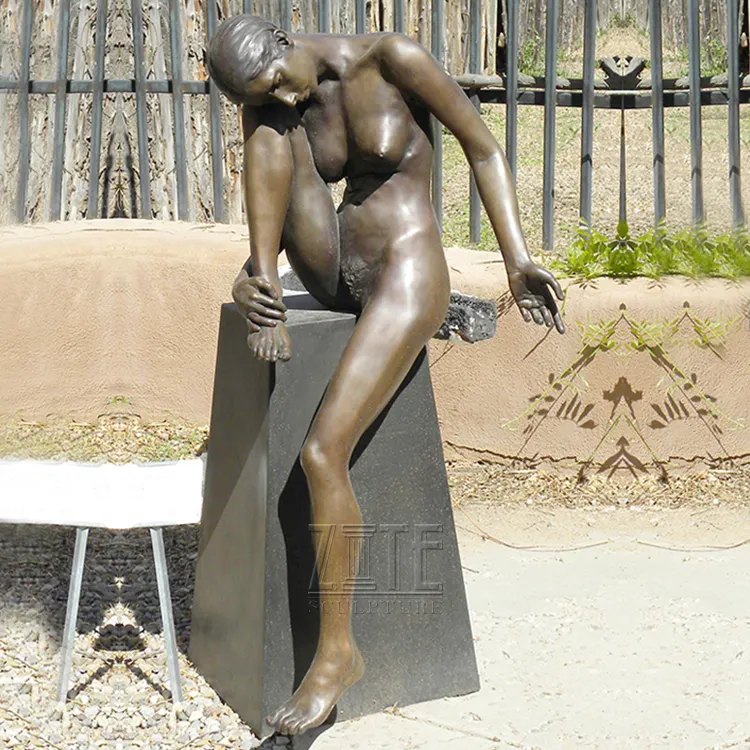 Tamanho da vida do jardim ao ar livre o cabelo curto de bronze sexy nude menina sentado escultura