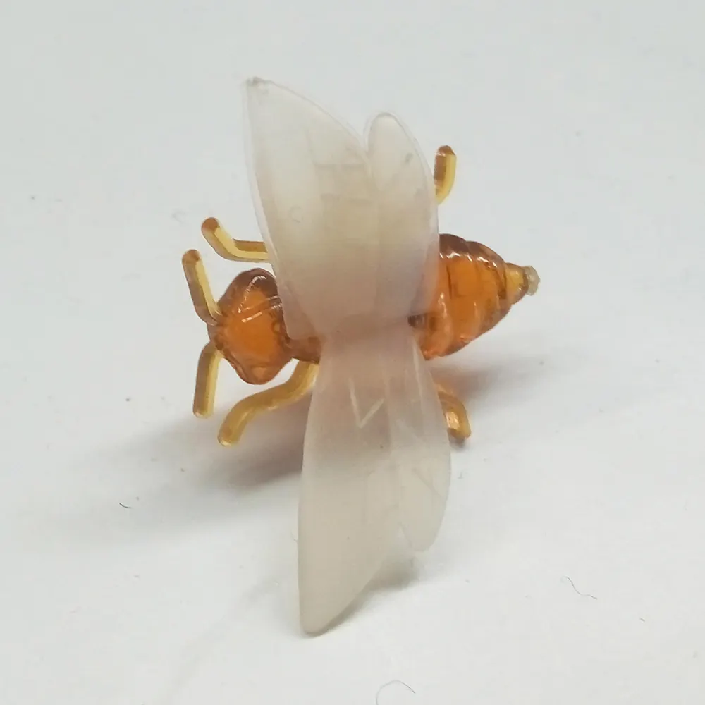 플라스틱 꿀벌, 날개가 달린 플라스틱 꿀벌 및 장식용 핀