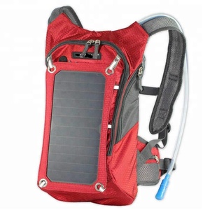 Un estudiante diseña unas placas solares flexibles para mochilas que  recargan el móvil al completo | Life - ComputerHoy.com