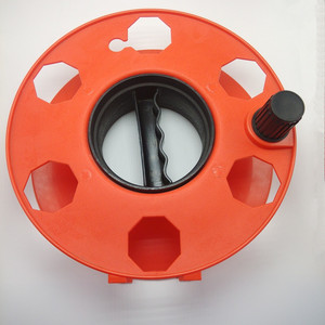 Draagbare, zware, 150 voet lange, intrekbare elektrische kabelhaspel met Nema-stekkers voor huishoudelijk gebruik - Product Image 2