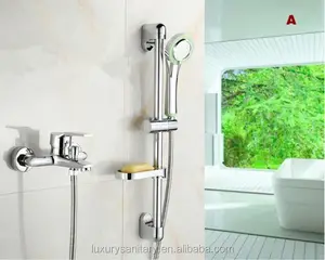 BathroomシンプルなBath & Shower Faucetsとスライドバーホルダー