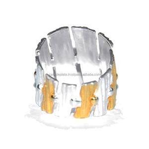 Anillo único hecho a mano con diseño texturizado de capa de plata y oro Anillo de moda para regalo de aniversario de compromiso o fiestas para unisex. - Product Image 2