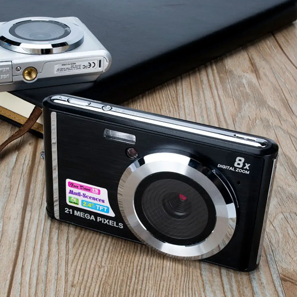 सस्ते डिजिटल फोटो कैमरा OEM 2.4 इंच पेशेवर कॉम्पैक्ट कैमरा मुस्कान के साथ पकड़