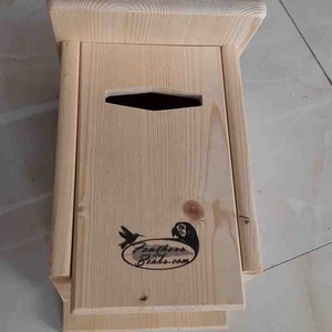 Casetta per Uccelli Multifunzionale Classica in Legno di Pino Naturale, Design Rettangolare per Uccelli Blu - Product Image 6