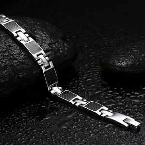 سوار رجالي جديد وعصري مرصع بألياف الكربون السوداء، مصنوع من الفولاذ المقاوم للصدأ مع تصميم الصليب المغناطيسي - Product Image 6