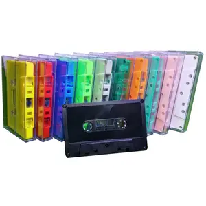 マルチカラーの空白のカセットオーディオテープ