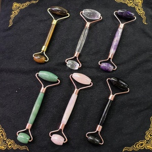 Masseur facial de haute qualité en jade naturel vert aventurine avec poignée en laiton, coffret cadeau pour rouleau de beauté pour le visage haut de gamme - Product Image 3