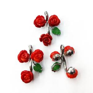 Liontin karang bambu alami merah ukiran tangan liontin bunga karang dengan jimat baja antikarat daun giok hijau - Product Image 3