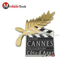 Al por mayor arte estudiantes graduación regalo película metal lapel pin fabricante - Product Image 1