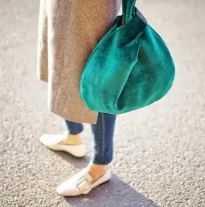 चीन नई शैली OEM और ODM उपलब्ध थोक महिलाओं मखमल पार शरीर बैग मखमल कंधे बैग मखमल बैग ले जाना
