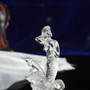 Los productos más nuevos de Kinsam, estatuilla de sirena de cristal transparente con soporte de delfines para decoración del hogar - Product Image 5