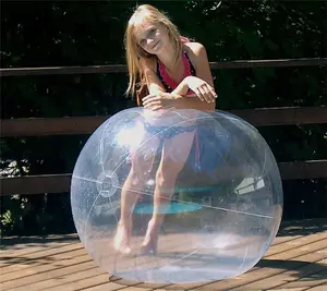 Übergroßer aufblasbarer großer Wasserball aus klarem PVC im Freien