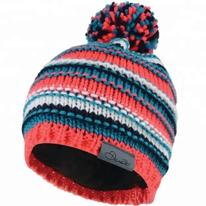 Berretto da donna con cavo lavorato a maglia in pile di Norvegia - Product Image 3