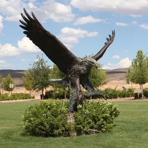 Taille de vie décorative en métal coulée sculpture animalière en laiton bronze aigle faucon statue