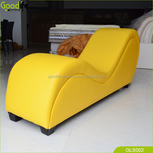 Erotisches Liebesspiel Auf Der Couch Im Wohnzimmer Erotisches Liebesspiel Auf Der Couch Im Wohnzimmer