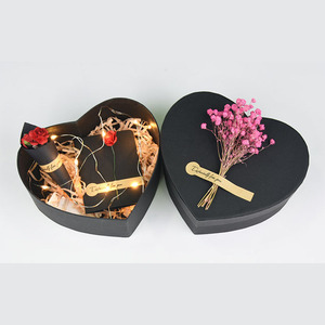 Alta-negro de papel Kraft y cartón duro corazón en forma de regalo caja de flores con flores secas - Product Image 3