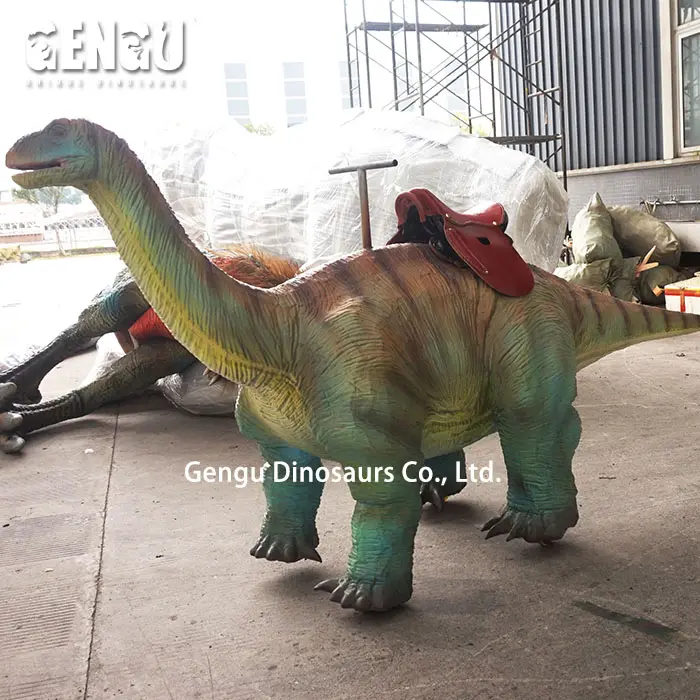 Animado dinossauro conduz nomes de passeios do parque de diversões