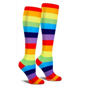 环保袜带女士批发彩虹及膝袜子，女士穿时尚及膝高海关袜子
