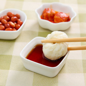 Piatto da salsa in ceramica <span class=keywords><strong>di</strong></span> <span class=keywords><strong>forma</strong></span> quadrata rotonda con fiore <span class=keywords><strong>di</strong></span> prugna <span class=keywords><strong>a</strong></span> <span class=keywords><strong>cuore</strong></span> bianco - Product Image 2