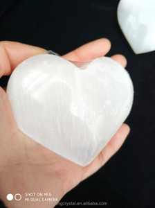 Venta al por mayor blanco natural rough <span class=keywords><strong>selenita</strong></span> cristal claro yeso forma del corazón - Product Image 2
