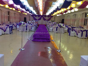 Corredor de cristal da igreja do casamento
