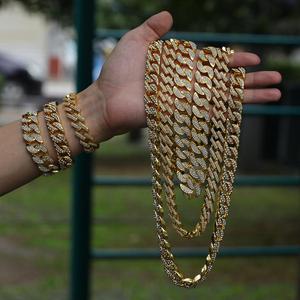Nuovo <span class=keywords><strong>Set</strong></span> di Gioielli alla Moda con <span class=keywords><strong>Bracciale</strong></span> <span class=keywords><strong>e</strong></span> <span class=keywords><strong>Collana</strong></span> a Catena Cubana Miami con Diamanti Sintetici per <span class=keywords><strong>Uomo</strong></span> - Product Image 3