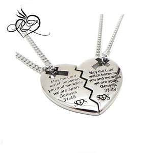 Amici Divisa In Acciaio Inox Cuore Con Cross Cut Out Collana-Genesis 31: 49 - Product Image 1