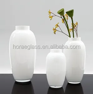 白色装饰玻璃花瓶，玻璃花瓶，白色圆形和高大的玻璃花瓶装饰