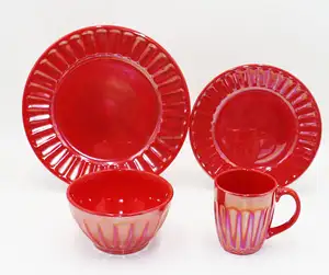 Set di stoviglie in gres smaltato di colore rosso 16 pezzi