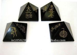 Vente en gros Agate noire gravée Pyramides Reiki sculptées - Product Image 2