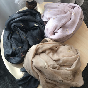 Di alta qualità voile di cotone d'oro di cervo stampato sfilacciata dello scialle della sciarpa - Product Image 3