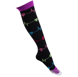Calcetines deportivos de presión para mujer, calcetines de compresión atléticos de poliéster graduados - Product Image 4
