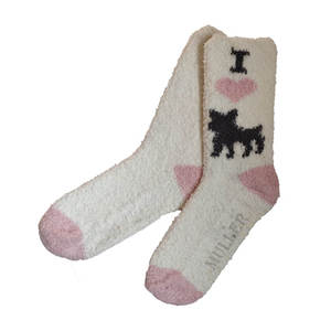 Calzini all'ingrosso della squadra del modello del cane-il <span class=keywords><strong>pile</strong></span> di peluche delle donne-ha foderato le <span class=keywords><strong>calze</strong></span> sfocate <span class=keywords><strong>con</strong></span> le impugnature antiscivolo, i calzini caldi della pantofola della casa dell'OEM/ODM - Product Image 1