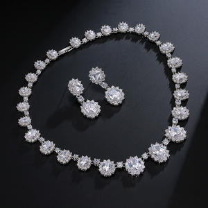 RAKOL SP018 Juego de Joyería de Lujo con Collar y Aretes con Cristales Redondos Grandes de Circonita Cúbica, Bañado en Rodio, con Forma de Flor de <span class=keywords><strong>Mona</strong></span> Lisa, para Regalo - Product Image 2