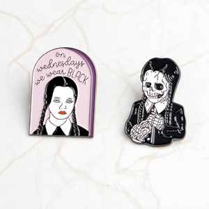 QIHE regalo para la hermana Familia Addams inspirado esmalte esqueleto Pin broches - Product Image 1