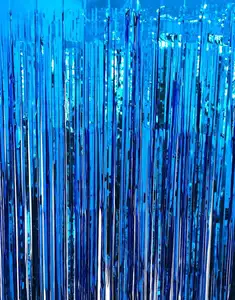ستارة باب من رقائق الفويل الزرقاء زينة حفلات | 3 × 8 أقدام، حزمة من 2 | ستائر أبواب ونوافذ معدنية مزينة بدبابيس