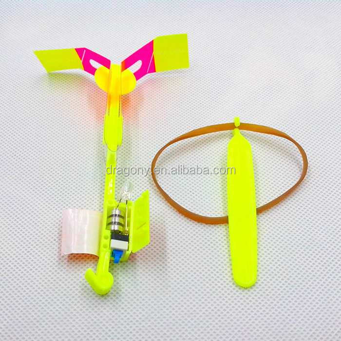 Flèche Hélicoptère Volant Avec LED – Lot De 48 – Catapulte à élastique – Jouet Extérieur Lumineux Pour Enfants Et Chiens – Couleur Aléatoire
