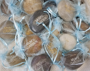 Piedras de río naturales con letras negras grabadas