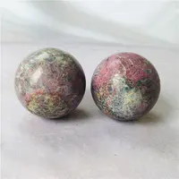 थोक प्राकृतिक रॉक क्रिस्टल गेंद लाल हरे रंग का खजाना रत्न क्वार्ट्ज गेंद बिक्री के लिए