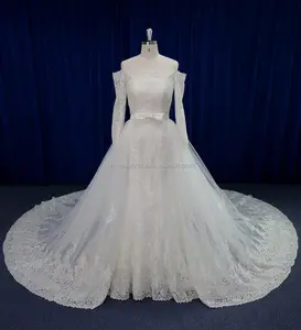 Kapalı omuz kollu dantel düğün elbisesi ile ayrılabilir kuyruk