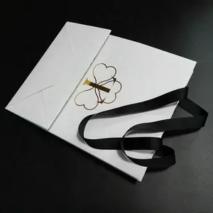 Weiße 250g A4 Papiertüten mit Goldfolie nlogo und schwarzem Band