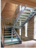 Escalier en U avec cadre métallique, garde-corps en verre et double poutre en acier