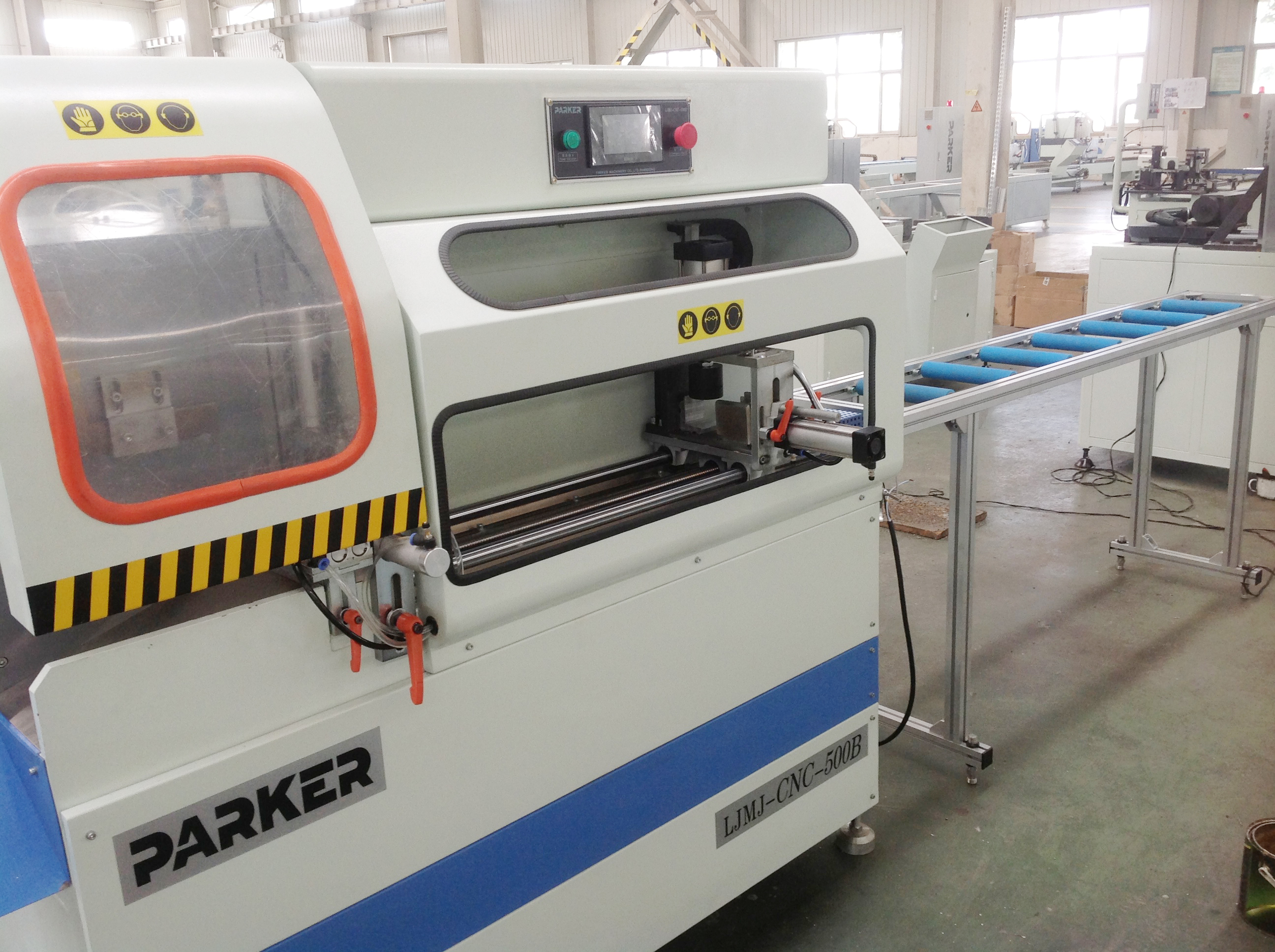 Алюминиевое окно, угловой ключ, режущий станок, угловая пила