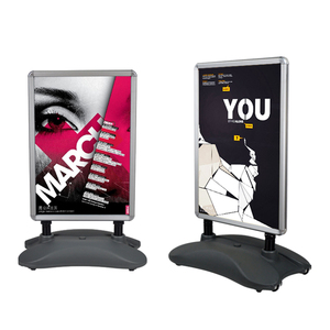 Soporte de exhibición para carteles resistente al viento A1, soporte a base de agua, letrero de pavimento con ruedas, color negro - Product Image 1