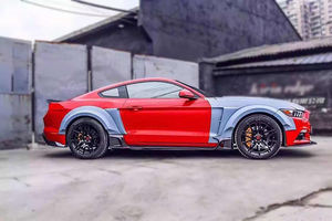 สเกิร์ตข้างคาร์บอนแบบมันเงา สไตล์ KT สำหรับรถมัสแตง ปี 2015 - Product Image 2