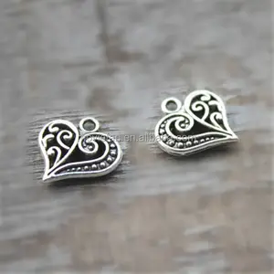 Fascini del cuore Antico Argento Tibetano Amore Cava Cuori Charms Pendenti di Fascino 15x24mm